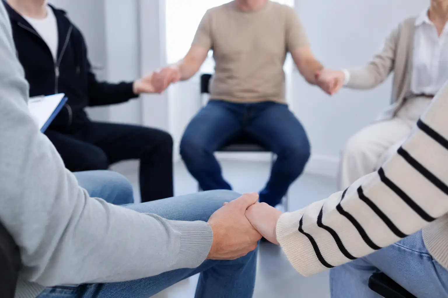 Специалист проводит групповую реабилитацию наркомании
